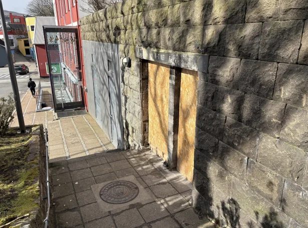 Vesið hevur verið stongt síðan eldsbrunan í 2024