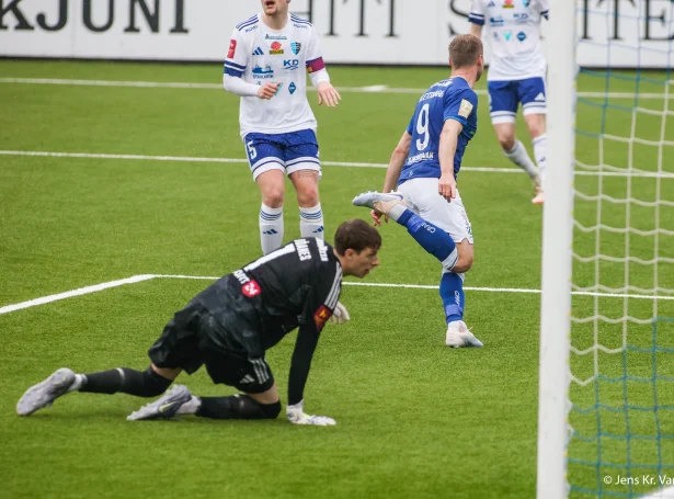 Páll Andrasson Klettskarð skoraði bæði málini hjá KÍ - bæði efttir upplegg frá Árna Frederiksberg. EB/Streymur kom ógvuliga væl inn aftur í dystin í 2. hálvleiki, men heimaliðið helt fast: KÍ kliv upp á 1. plássið (Mynd: Jens Kr. Vang)