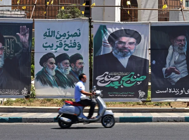 Í iranska hvøuðsstaðnum Teheran síggjast myndir av fyrrverandi ovasta leiðaranum í Iran, Ali Khamenei og soni hansara, Mojtaba Khamenei, sum er nýggjur leiðari í Iran (Mynd: Atta Kenare/AFP/Ritzau Scanpix)