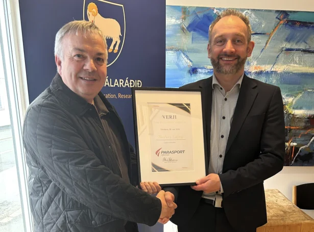 Mynd: Petur Elias Petersen, formaður í Parasport Føroyum, handar landsstýrismanninum heiðursskjal 