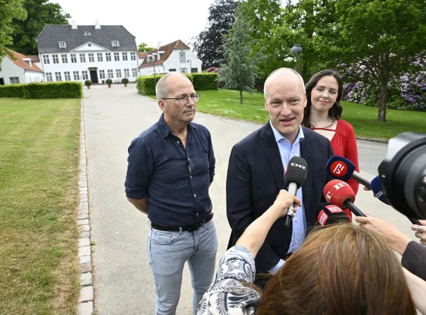 Fyrsti flokkur á fund á Marienborg í morgun var Eindarlistin. Her tosa Peder Hvelplund, Pelle Dragsted og Victoria Velásquez við miðlarnar áðrenn fundin (Mynd: Nils Meilvang/Ritzau Scanpix)