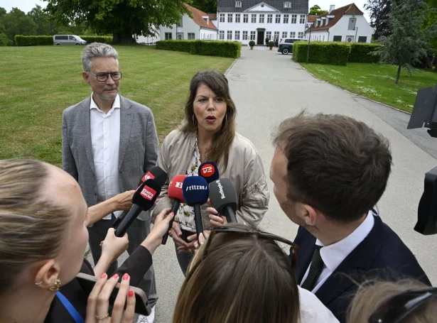 Umboð frá Alternativet uttan fyri Marienborg (Mynd: Nils Meilvang/Ritzau Scanpix)