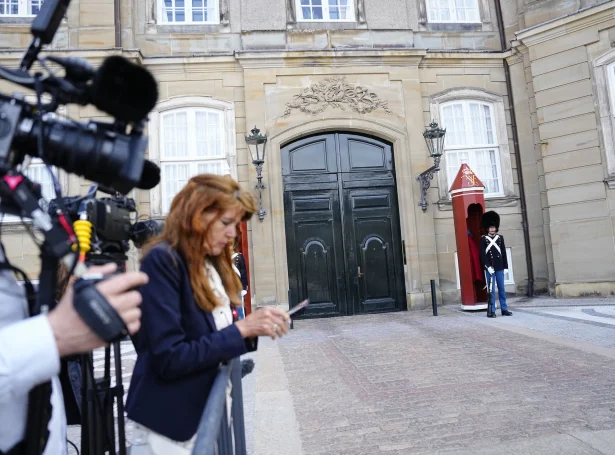 Fyrrapartin tekur kongur ímóti nýggju stjórnini á Amalienborg (Mynd: Sebastian Elias Uth/Ritzau Scanpix)