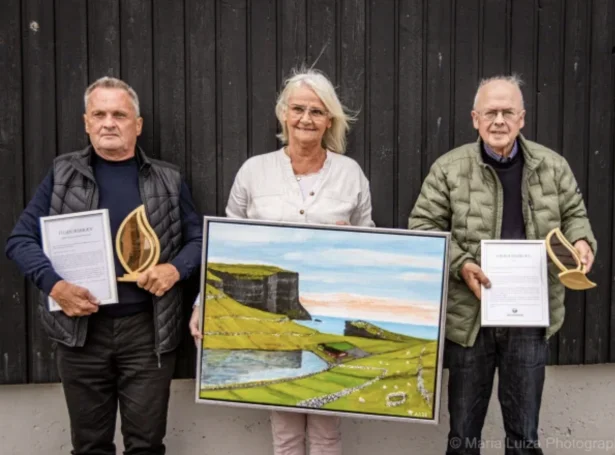 Eyðbritt Krosslá, Bogi Mortensen og Páll Leo vórðu heiðrað í fjør (Mynd: Vágs kommuna)