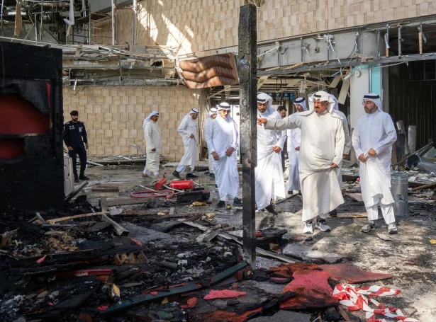 Forsætisráðharrin í Kuvait Sheikh Ahmad al-Abdullah al-Sabah á vitjaði á bumbaðu floghavnini í dag fyri at síggja skaðarnar við egnum eygum (Mynd: AFP/Ritzau Scanpix)