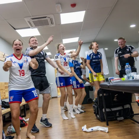 Gott lag í føroyska skiftirúminum eftir 3-2 sigurin á Georgia (Mynd: Jóhanna Thomsen)