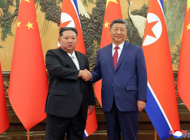 Norðurkoreanski leiðarin, Kim Jong-un og kinesiski forsetin, Xi Jinping avmyndaðir í Beijing í september 2025 (Mynd: AFP/Ritzau Scanpix)