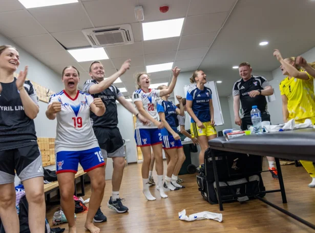 Gott lag í føroyska skiftirúminum eftir 3-2 sigurin á Georgia (Mynd: Jóhanna Thomsen)