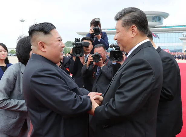 Mánadagin hittast Kim Jong-un og Xi jinping í Norðurkorea (Mynd: AFP/Ritzau Scanpix)