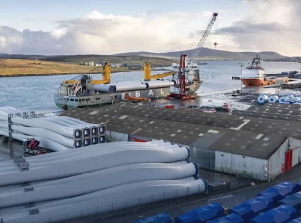 Olju- og gassvinnan eins og varandi orkuvinnan hava stóran týdning fyri hetlendska grannan, og her hevur havnin í Lerwick ein týðandi leiklut.