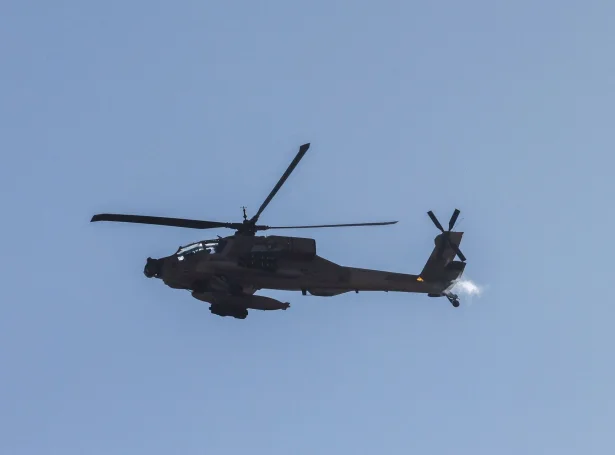 Niðurskotna tyrlan er av slagnum Apache (Savnsmynd: Jalaa Marey/AFP/Ritzau Scanpix)