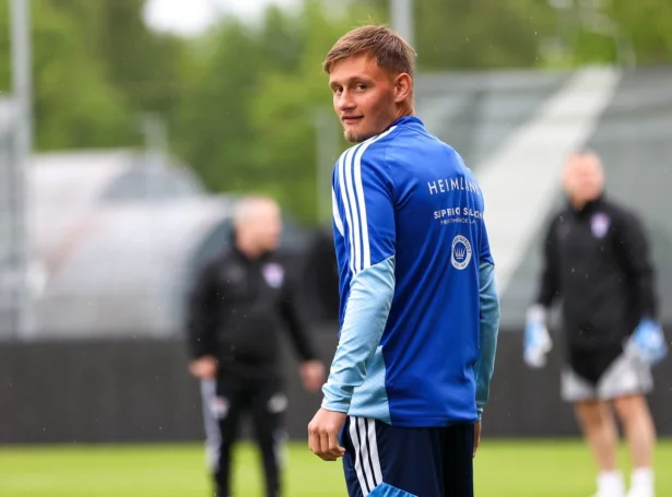 Áki Samuelsen kom inn leygardagin. Talan var um fyrsta A-landsdystin hjá 22-ára gamla vonginum úr Mjällby - í dag verður Áki ímillum teir fyrstu ellivu, ið Eyðun Klakstein og Atli Gregersen senda á vøllin ímóti Lettlandi - Mynd: Hans Erik Danielsen/FSF