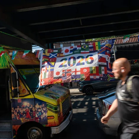 HM-fepur merkist í Queens, einum býarparti í New York. Sjálvf finalan verður spæld stutt hiðani 19. juli (Mynd: Spencer Platt/AFP/Ritzau Scanpix)