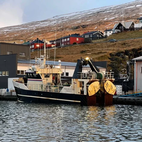 Fiskaklettur landar í Klaksvík