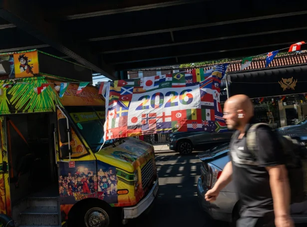 HM-fepur merkist í Queens, einum býarparti í New York. Sjálvf finalan verður spæld stutt hiðani 19. juli (Mynd: Spencer Platt/AFP/Ritzau Scanpix)