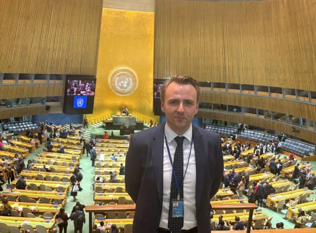 Eilif Arge, brekumboð, á ST høvuðsborgini í New York