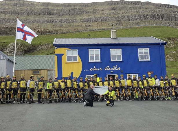 Tað er í hesum eyðkenda felagshúsinum í Hovi, at Lions Suðuroy heldur til. Hendan myndin er tikin tað eina árið, Team Rynkeby legði leiðina framvið at takka fyri stuðulin frá Lions Suðuroy