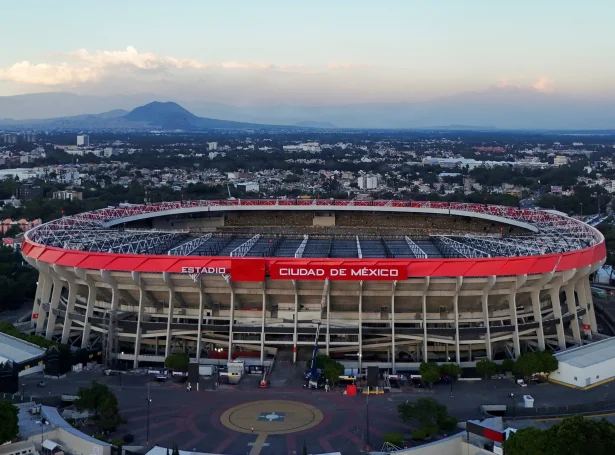 Beint nú er navnið Estadio Ciudad de México og pláss fyri umleið 87.000 áskoðarum - risastóri leikvøllurin er tó kendur undir øðrum navnið og fyri at hýsa millum annað tvær HM-finalur (Mynd: Henry Romero/Reuters/Ritzau Scanpix)