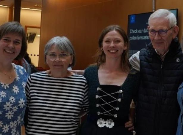 Á myndini er Sunniva saman við foreldrum og systrunum beint eftir verjuna. Frá vinstru: Eydna, Jensa, Sunniva, Sigurd og Marita (Mynd: privatmynd/gransking.fo)