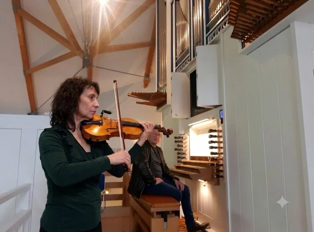Monika Stauss Joensen er upprunaliga úr Sveits, men hevur verið búðsitandi í Føroyum og virkin sum violinlærari í musikkskúlanum í nógv ár. Hon spælir eisini í Føroya Symfoniorkestri og er virkin kamartónleikari.