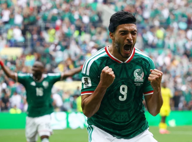Jimenez hevur nógvar royndir úr Premier League, og stútari hansara í 67. minutti sló so at siga meksikanska sigurin fastan. Hetta merkti nakað fyri hann - tað var týðiligt (Mynd: Pawel Kopczynski/Reuters/Ritzau Scanpix)