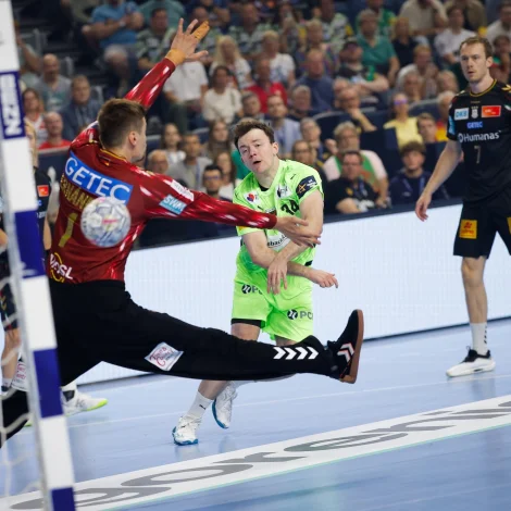 Hákun West av Teigum var lýtaleystur í dagsins hálvfinalu: Fimm skot og fimm mál frammanfyri yvir 20.000 áskoðarum í Köln - her skorar 24-ára gamli hoyvíkingurin fyrsta málið í hálvfinaluni (Mynd: EHF)
