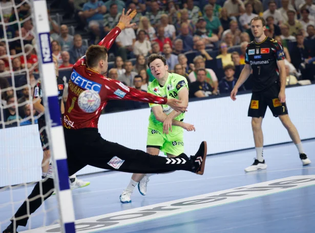 Hákun West av Teigum var lýtaleystur í dagsins hálvfinalu: Fimm skot og fimm mál frammanfyri yvir 20.000 áskoðarum í Köln - her skorar 24-ára gamli hoyvíkingurin fyrsta málið í hálvfinaluni (Mynd: EHF)
