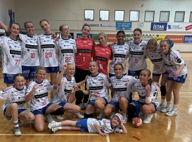 Føroyskur fagnaður eftir 33-27 sigurin (Mynd: Hondbóltssamband Føroya)
