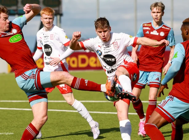AB vann 3-1 á HB fyri viku síðani - í dag var lagnan øðrvísi hjá hesum báðum liðunum. Ási Dam skoraði fyrsta málið hjá HB (Savnsmynd: Sverri Egholm)