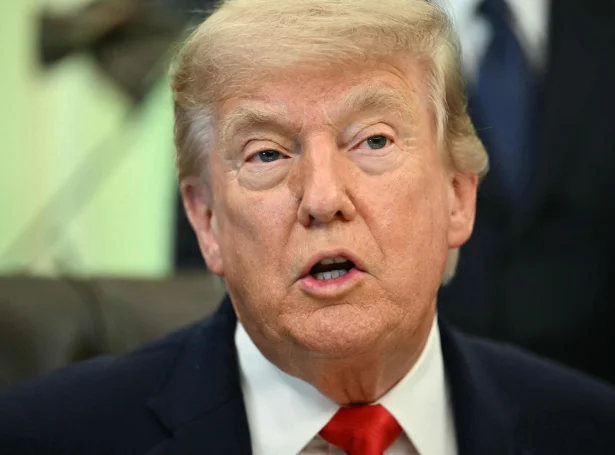 Amerikanski forsetin, Donald Trump skrivaði sunnukvøldið á Truth Social, at avtala er gjørd millum USA og Iran (Mynd: Kent Nishimura/AFP/Ritzau Scanpix)