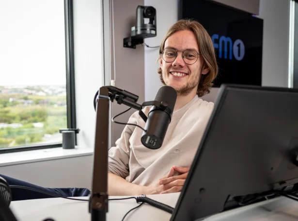 Heri Wang Danielsen er vertur í nýggju summarsendingini á FM1