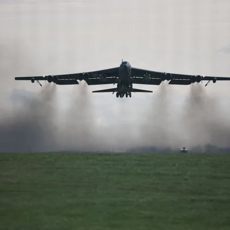 Átta lótu lív tá B-52 bumbuflogfar datt niður