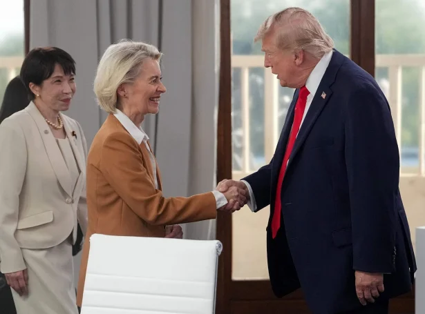 Ursula von der Leyen og Donald Trump hittust á G7 toppfundi í Fraklandi í dag (Mynd: Thibault Camus/AFP/Ritzau Scanpix)