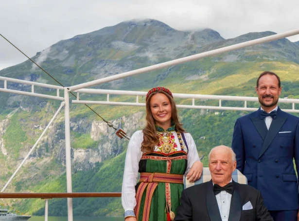 Ingrid Alexandra prinsessa, Haakon krúnprinsur og Harald kongur (Mynd: Cornelius Poppe/AFP/Ritzau Scanpix)