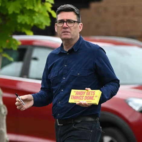 Andy Burnham bjóðar Keir Starmer av