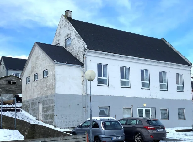 – Vit hava tømt húsið innan, hava drena framvið niðan móti vegnum og bjálva grundina. Eisini er borðað fyri jarðhita. Nú skal ein tilbygningur stoypast í sunnara enda, har inngongdin og vesini vóru, greiðir Jonhard Jógvansson Trúboðanum frá (Mynd: trubodin.fo)