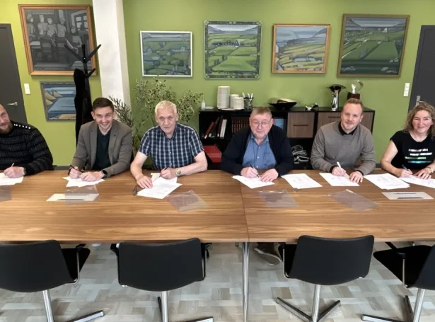 Ólavur F. Nybo, borgarstjóri í Kunoyar kommunu, Per Martin Gregersen, bogarstjóri í Eysturkommunu, Karl Johansen, borgarstjóri í Klaksvíkar kommunu, Dávur Juul, borgarstjóri í Fuglafjarðar kommunu, Karl Vilhelm Hansen, borgarstjóri í Hvannasunds kommunu, og Marita Sumberg, borgarstjóri í Viðareiðis kommunu. Símun Gullaksen, borgarstjóri í Fugloyar kommunu vantar á myndini (Mynd: klaksvik.fo)