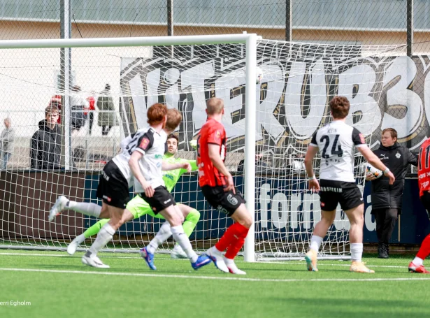 Síðani 3-0 sigurin hjá HB á B36 21. juni er nógv hent - eftir fyrsta stóra triðingin var B36 langt frammanfyri grannarnar (Savnsmynd: Sverri Egholm)