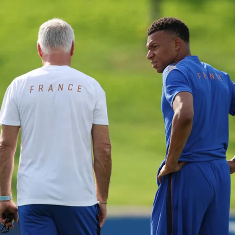 Stjørnan á franska liðnum, Kylian Mbappe, í samrøðu við venjaran, Didier Deschamps undir venjingini í Philadelphia í gjár (Mynd: Vincent Carchietta/Reuters/Ritzau Scanpix)