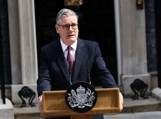 Bretski forsætisráðharrin, Keir Starmer uttanfyri Downing Street 10 fyri løtu síðani, har hann boðaði frá, at hann leggur frá sær (Mynd: Jack Taylor/Reuters/Ritzau Scanpix)