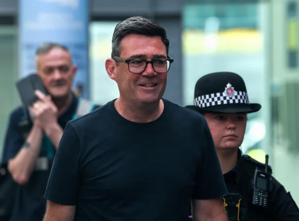 Andy Burnham avmyndaður á veg til London í dag (Mynd: Temilade Adelaja/Reuters/Ritzau Scanpix)
