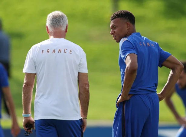 Stjørnan á franska liðnum, Kylian Mbappe, í samrøðu við venjaran, Didier Deschamps undir venjingini í Philadelphia í gjár (Mynd: Vincent Carchietta/Reuters/Ritzau Scanpix)