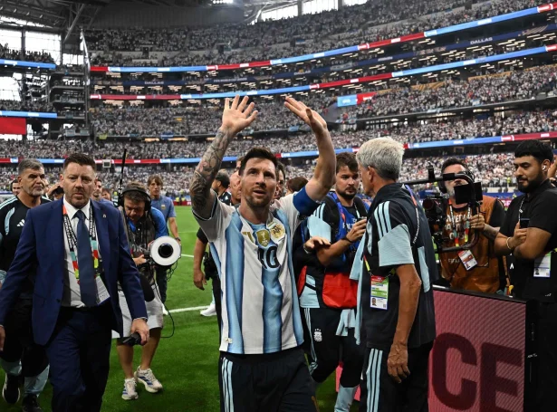 Lionel Messi av røttum stórliga fagnaður á stórfingna leikvøllinum í Dallas í kvøld (Mynd: Paul Ellis/AFP/Ritzau Scanpix)