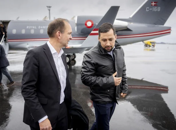 Múte B. Egede avmyndaður saman við danska verjumálaráðharranum, Jeppe Bruus, sum kom á vitjan í Nuuk í gjár (Foto: Mads Claus Rasmussen/Ritzau Scanpix)