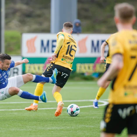 Petur Knudsen, sum her hevur felt Árna Frederiksberg í seinnu steypahálvfinalu millum NSÍ og KÍ í síðstu viku, verður ikki tøkur, tá liðini spæla lykladyst við Løkin fríggjakvøldið. Hann gjørdi hattrikk, síðst liðini spældu (Mynd: Jens Kr. Vang)