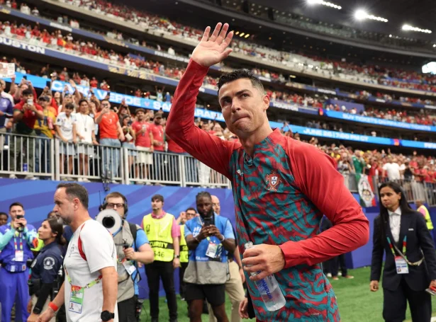 Cristiano Ronaldo skoraði tvær ferðir í Houston, til 1-0 og 3-0, og er nú einasti spælarin í søguni, sum hevur skorað í seks ymiskum HM-endaspølum (Mynd: Charlotte Wilson/AFP/Ritzau Scanpix)