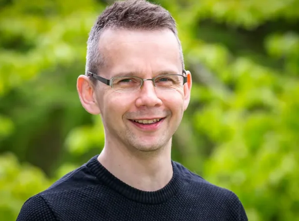 - Kann heldur ikki vera meiningin, at lærarar knappliga skulu vera detektivar og royna at finna fram til, hvør nú hevur skrivað avrikið (Mynd: skulabladid.fo)