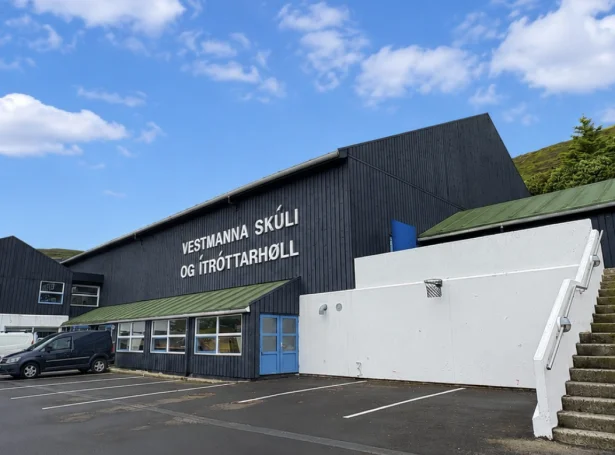 Klædningurin og grundin á nýggja skúla og á ítróttahøllini skulu snøggast og málast í summar (mynd: vestmanna.fo)