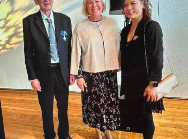Íslendski forsetin Halla Tómarsdóttir heilsar her uppá Anfinn Jensen og frú Jensen á samkomu í Norðurlandahúsinum.