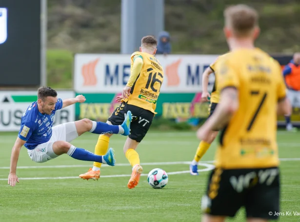 Petur Knudsen, sum her hevur felt Árna Frederiksberg í seinnu steypahálvfinalu millum NSÍ og KÍ í síðstu viku, verður ikki tøkur, tá liðini spæla lykladyst við Løkin fríggjakvøldið. Hann gjørdi hattrikk, síðst liðini spældu (Mynd: Jens Kr. Vang)